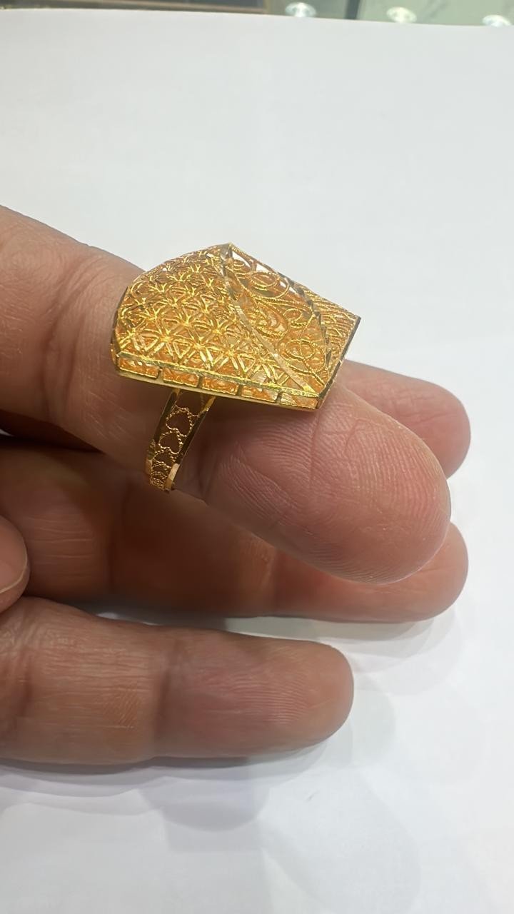 خاتم ذهب بتصميم مميز وعصري