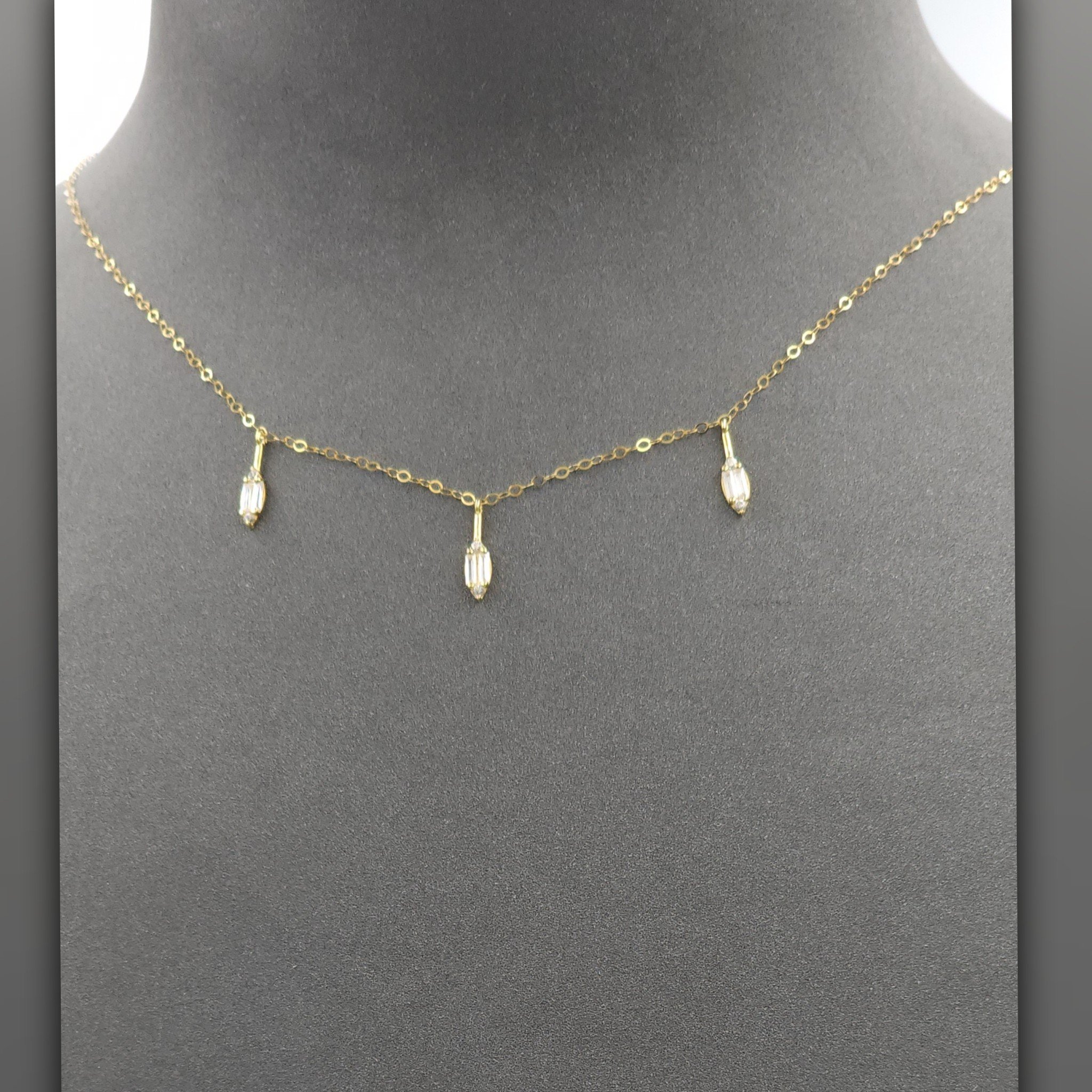 تعليقة ذهب عيار 18k بتصميم انيق