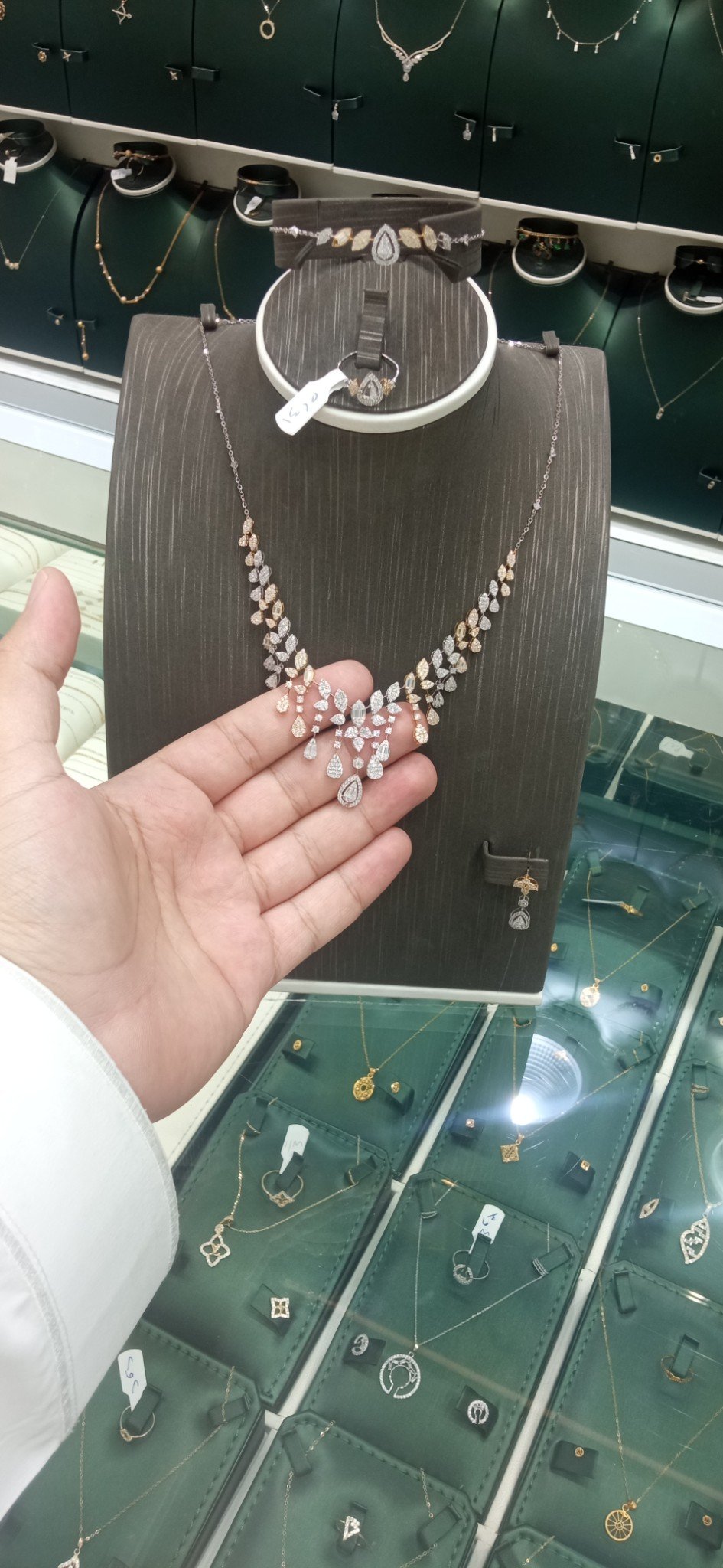طقم ذهب ابيض عيار 18