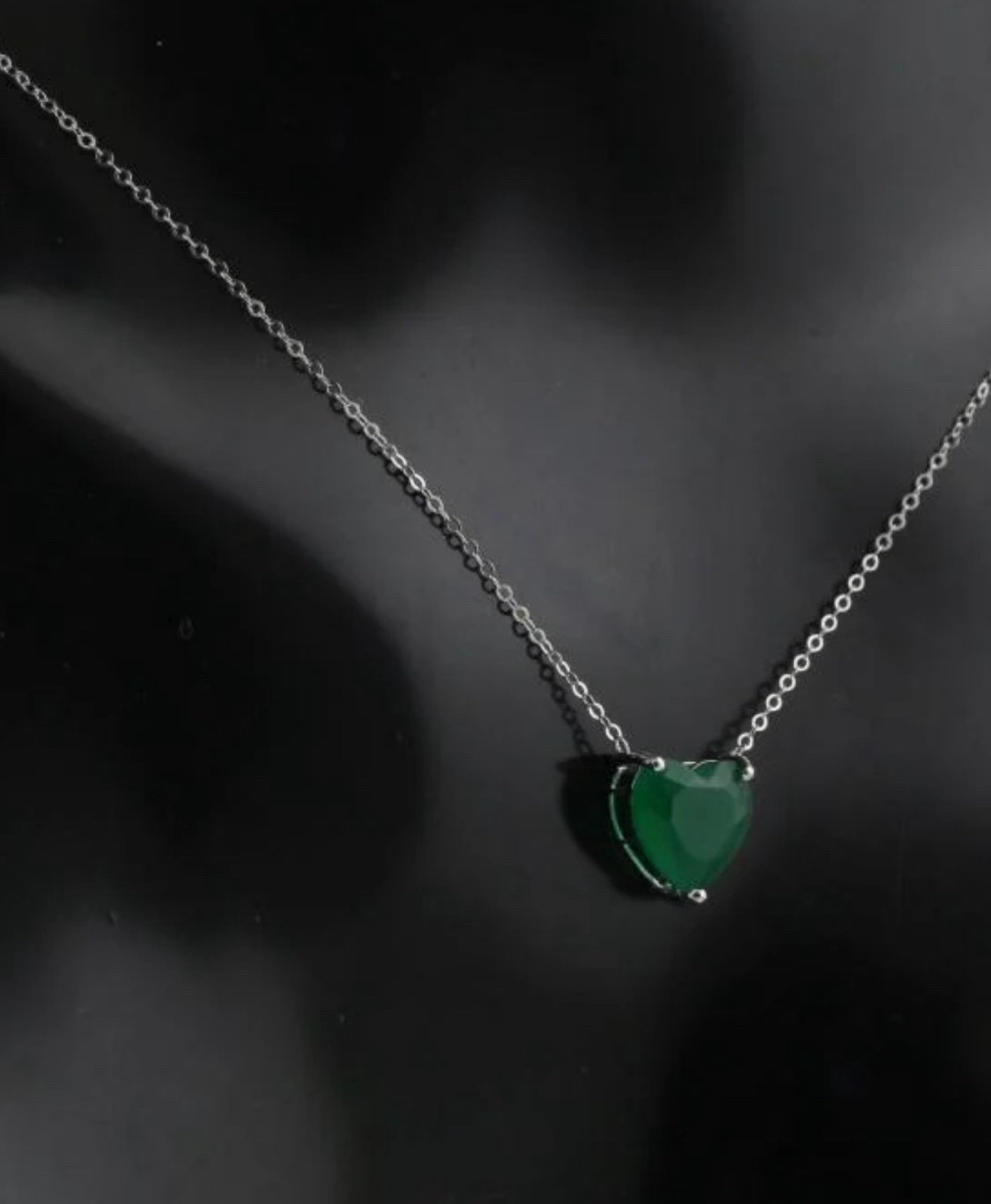 عقد اليوم الوطني قلب ذهب بفص اخضر عيار 18🇸🇦🇸🇦